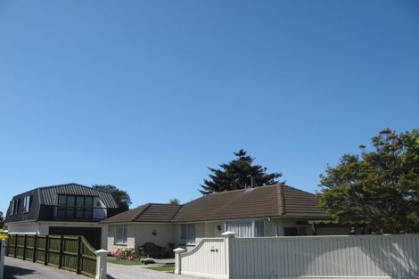 Photo of property in 11 Monteath Place, Redwood, Christchurch, 8051