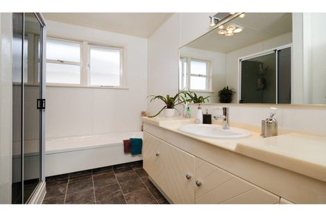 Photo of property in 11 Divich Avenue, Te Atatu South, Auckland, 0610