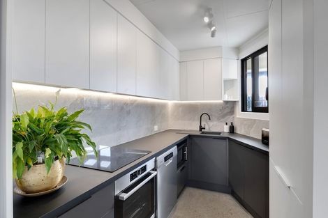 Photo of property in 35 Young Street, New Plymouth, 4310