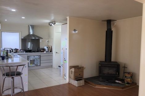 Photo of property in 2/66 Buscomb Avenue, Henderson, Auckland, 0610