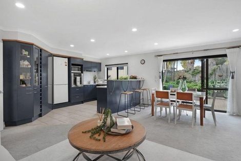 Photo of property in 9 Canonbie Place, East Tamaki Heights, Auckland, 2016