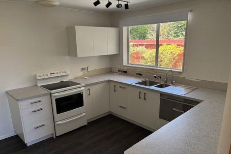 Photo of property in 28 Rewarewa Crescent, Waikanae, 5036