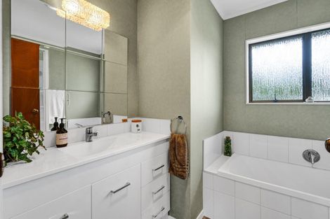 Photo of property in 21 Kowhai Street, Inglewood, 4330