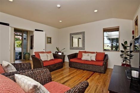 Photo of property in 2/190 East Coast Road, Forrest Hill, Auckland, 0620