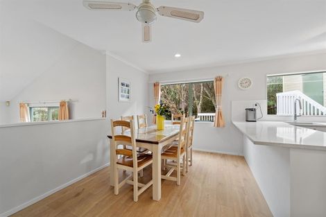 Photo of property in 32a Deverell Place, Northcross, Auckland, 0632