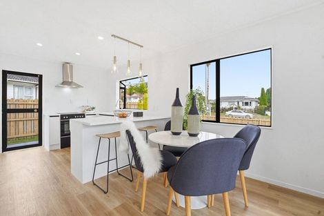 Photo of property in 2/68 Meadowood Drive, Unsworth Heights, Auckland, 0632