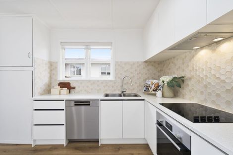 Photo of property in 33 Longburn Road, Henderson, Auckland, 0610