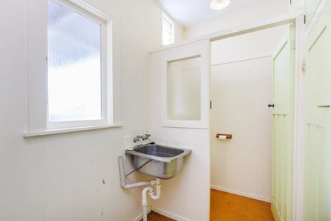 Photo of property in 33 Kingswood Street, Takaro, Palmerston North, 4412