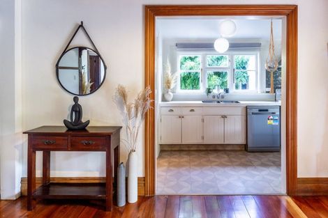 Photo of property in 205 Grove Road, Mayfair, Hastings, 4122