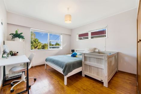Photo of property in 14 Jonathan Place, Sunnynook, Auckland, 0620