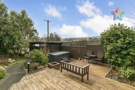 Photo of property in 10 Innes Way, Newlands, Wellington, 6037