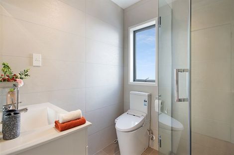 Photo of property in 37 Vinograd Drive, Te Atatu Peninsula, Auckland, 0610