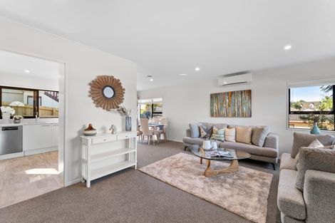 Photo of property in 1/14 Kupari Place, Totara Vale, Auckland, 0629