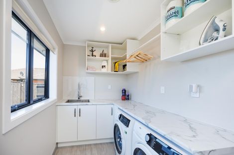 Photo of property in 42 Cyprus Place, Fitzherbert, Palmerston North, 4410