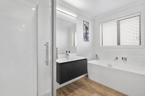 Photo of property in 16 Austin Reid Avenue, Carterton, 5713