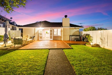 Photo of property in 1/30 Selwyn Crescent, Forrest Hill, Auckland, 0620