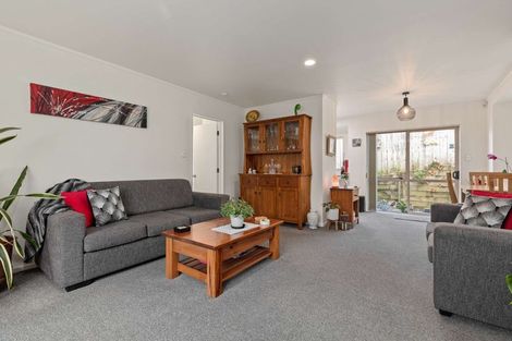 Photo of property in 10/43 Fruitvale Road, New Lynn, Auckland, 0600