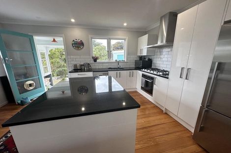Photo of property in 15 Karaka Grove, Raumati Beach, Paraparaumu, 5032