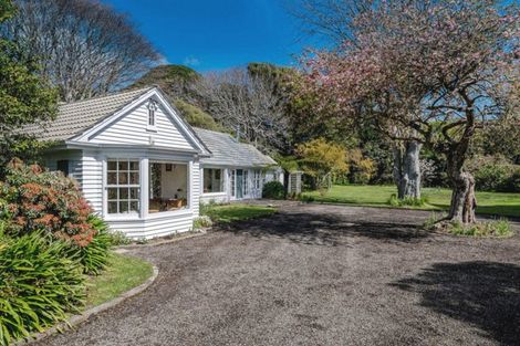 Photo of property in 11 Karaka Grove, Waikanae, 5036