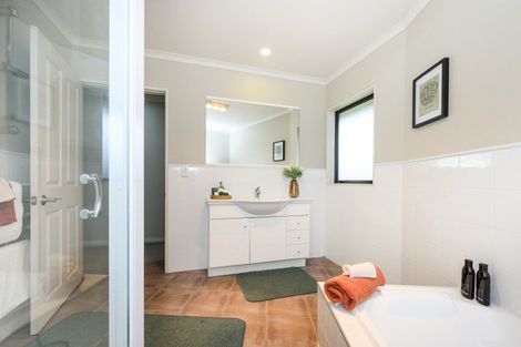 Photo of property in 6 Ron Place, Fitzherbert, Palmerston North, 4410