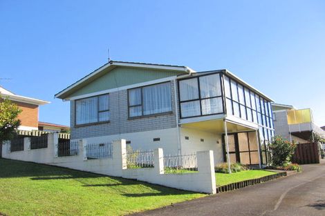 Photo of property in 4 Wakeling Avenue, Te Atatu South, Auckland, 0610
