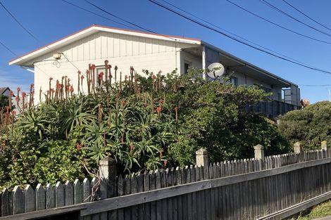 Photo of property in 2/105 Apu Crescent, Lyall Bay, Wellington, 6022