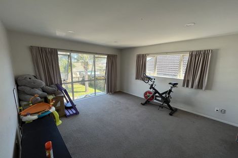 Photo of property in 18 Nicholas Gibbons Drive, Clendon Park, Auckland, 2103