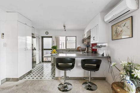 Photo of property in 2/108a Pakuranga Road, Pakuranga, Auckland, 2010