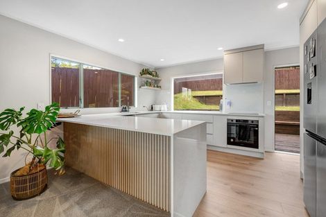 Photo of property in 24 Goldfinch Rise, Unsworth Heights, Auckland, 0632