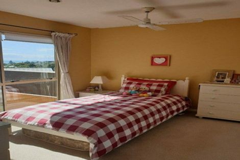 Photo of property in 701a Beach Road, Rothesay Bay, Auckland, 0630