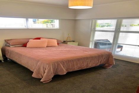 Photo of property in 1/2 East Coast Road, Milford, Auckland, 0620