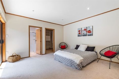 Photo of property in 14 Warrington Grove, Newlands, Wellington, 6037