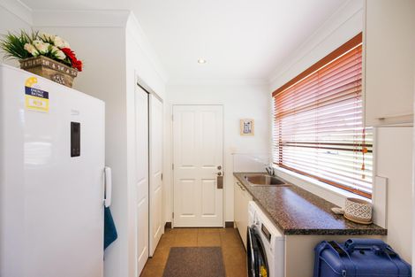 Photo of property in 27 Ruapehu Drive, Fitzherbert, Palmerston North, 4410