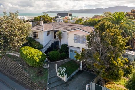 Photo of property in 5 Golf Road, Paraparaumu Beach, Paraparaumu, 5032