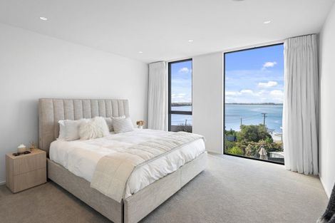 Photo of property in 32 Mount Pleasant Road, Mount Pleasant, Christchurch, 8081