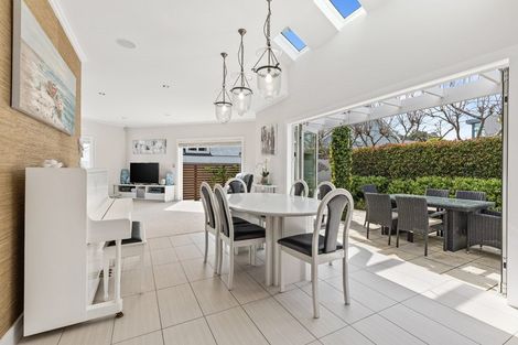 Photo of property in 5a Marine Terrace, Bayswater, Auckland, 0622