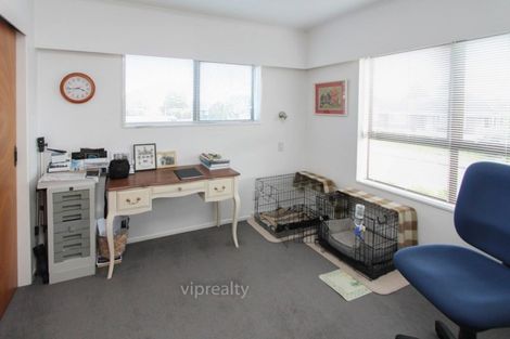 Photo of property in 2 Leo Place, Kawaha Point, Rotorua, 3010