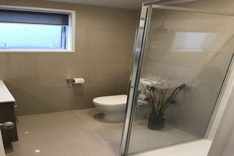 Photo of property in 39 Deverell Place, Northcross, Auckland, 0632