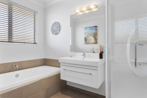 Photo of property in 28 Sequoia Way, Rangiora, 7400