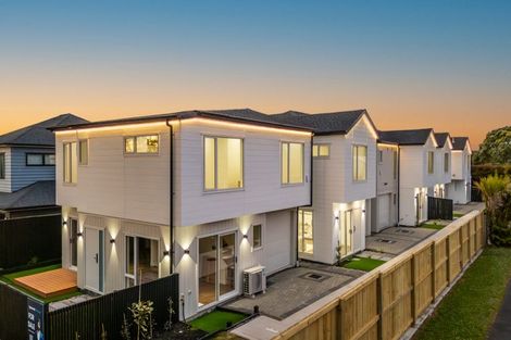 Photo of property in 17 Muir Avenue, Mangere Bridge, Auckland, 2022