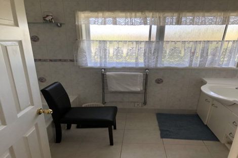 Photo of property in 10 Quibray Place, Botany Downs, Auckland, 2010