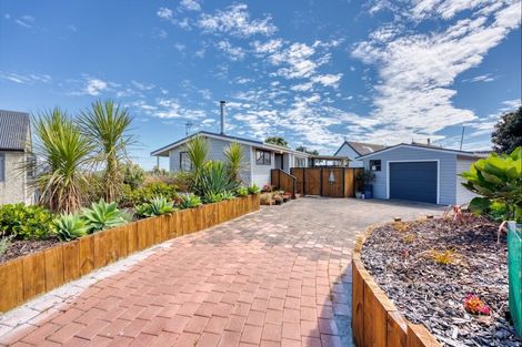 Photo of property in 15 Waiheke Street, Waikanae Beach, Waikanae, 5036