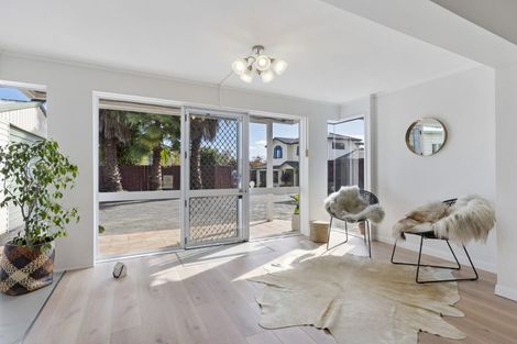 Photo of property in 90 Seabrook Avenue, New Lynn, Auckland, 0600