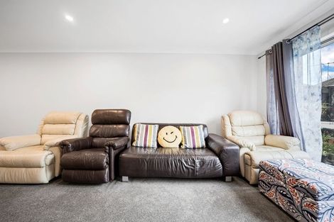 Photo of property in 70 Paretaiuru Crescent, Papakura, 2110