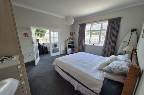 Photo of property in 17 Apu Crescent, Lyall Bay, Wellington, 6022