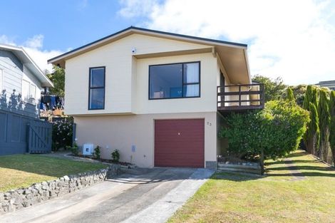 Photo of property in 23 Cheltenham Terrace, Newlands, Wellington, 6037