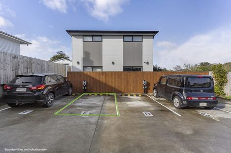 Photo of property in 52e Vodanovich Road, Te Atatu South, Auckland, 0610