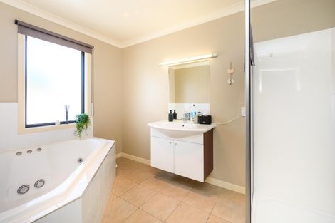 Photo of property in 19 Johnstone Drive, Fitzherbert, Palmerston North, 4410