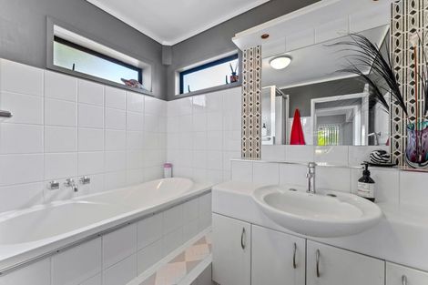 Photo of property in 34 Spinnaker Drive, Te Atatu Peninsula, Auckland, 0610