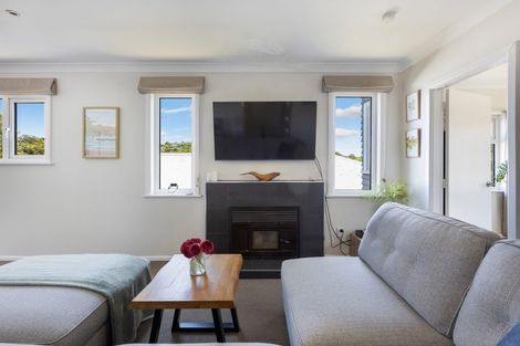 Photo of property in 8 Lyndfield Lane, Newlands, Wellington, 6037